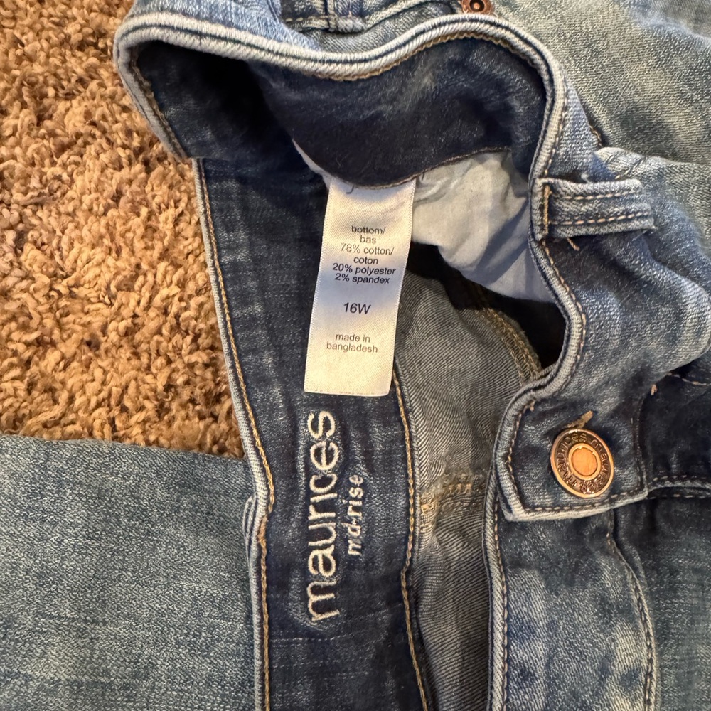 Maurices Women’s Relaxed Fit Denim Capri Jeans - Picture 3 of 4